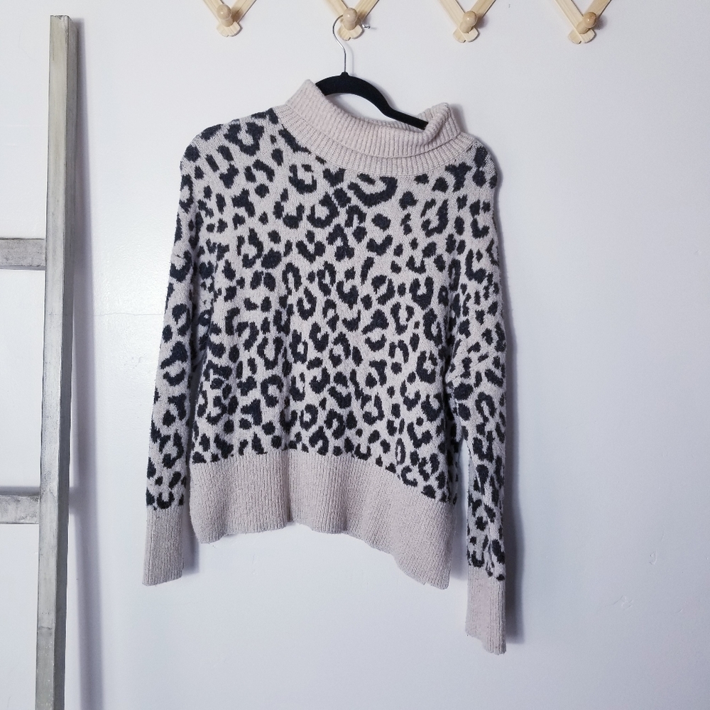 YES LOLA LEOPARD SWEATER WITH SIDE SLITS SIZE MEDIUM